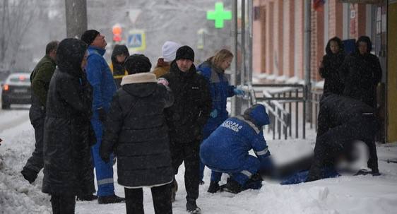 В Пензе чистившую снег перед подъездом женщину убило упавшей с крыши глыбой льда: