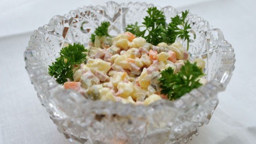 Такой оливье подать на стол стыдно: из-за этих двух ошибок превращается в кашу