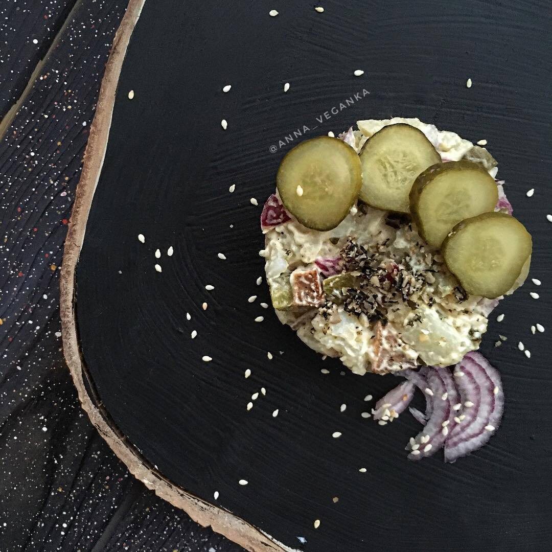 Веганский картофельный салат с копчёным сейтаном: идеальный выбор для праздников и повседневной кухни