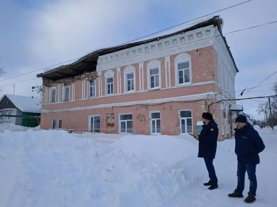 Прокуратура организовала проверку по факту обрушения части здания администрации Спасска