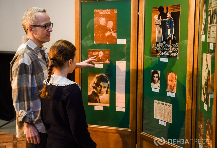 В Центре театрального искусства «Дом Мейерхольда» в Пензе состоялось открытие фотовыставки «Мейерхольд-киноактер» (0+), приуроченной к 152-летию Всеволода Мейерхольда и 145-летию кинорежиссера Якова Протазанова