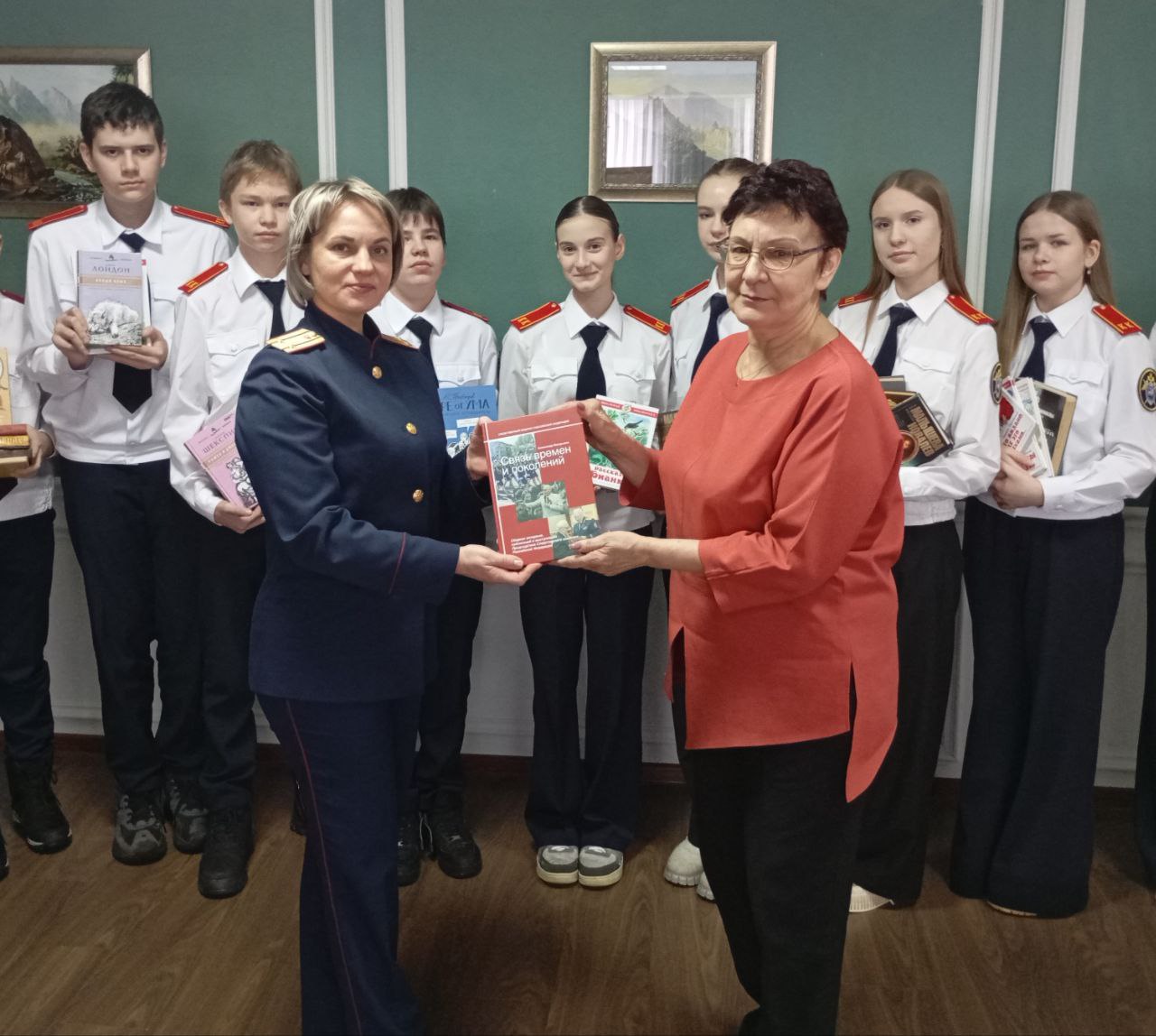 В Международный день книгодарения сотрудники следственного управления с учащимися кадетского класса передали книги в Пензенскую областную библиотеку имени М.Ю. Лермонтова