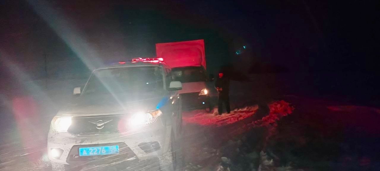 Сотрудники Госавтоинспекции Башмаковского района оказали помощь водителю на заснеженной трассе