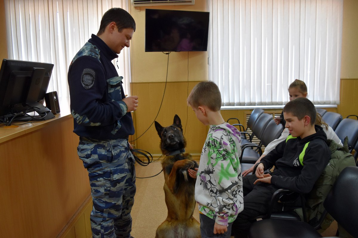 Подопечные благотворительного фонда пришли в гости к транспортным полицейским Пензы Подопечные благотворительного фонда пришли в гости к транспортным полицейским Пензы