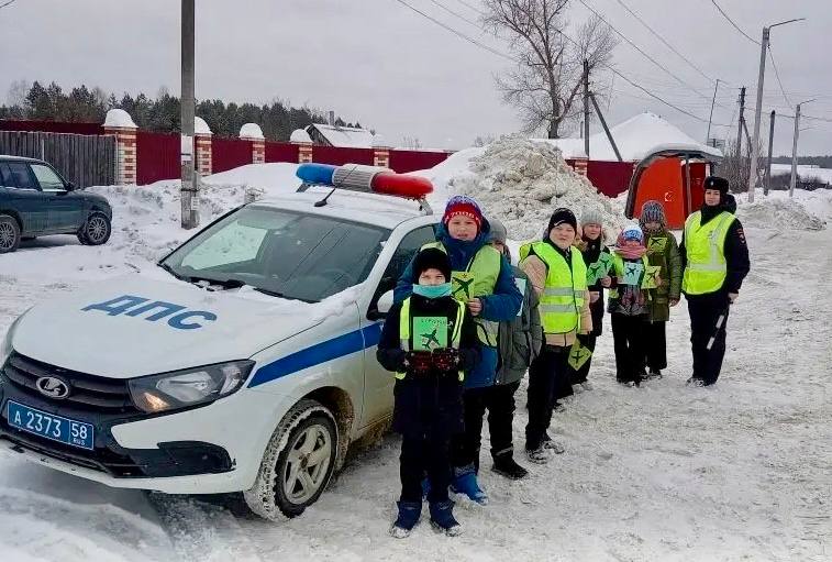 В преддверии Дня Защитника Отечествана территории Кузнецкого района прошла акция «Хороший водитель – лучший защитник»