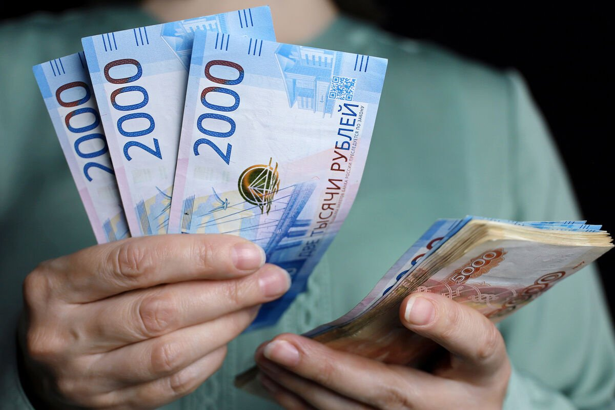 Как рост МРОТ в России повлияет на зарплаты и социальные выплаты