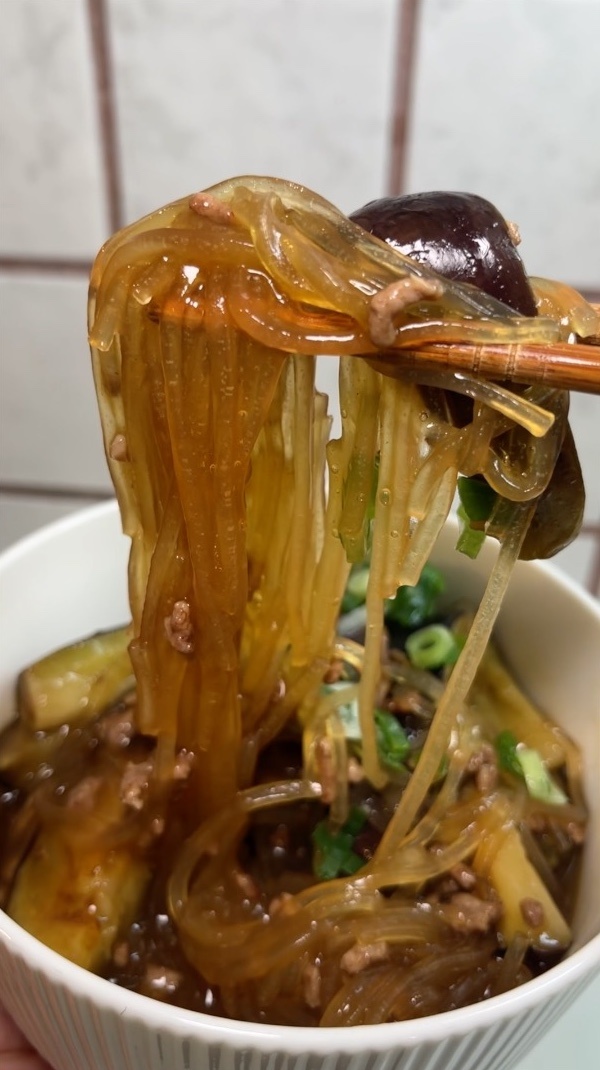 Стеклянная лапша с баклажанами и мясом