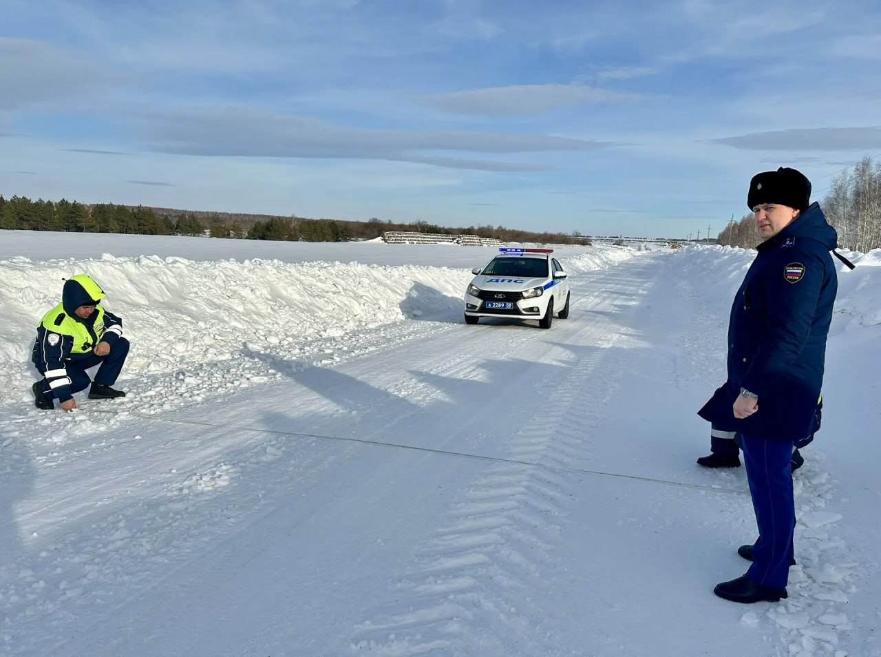 Изза снегопада автомобильная дорога "Подъезд к селу Белогорье" в Лопатинском районе была почти непроходима — дорожное полотно заужено, некоторые участки полностью занесены Изза снегопада автомобильная дорога "Подъезд к селу Белогорье" в Лопатинском районе была почти непроходима — дорожное полотно заужено, некоторые участки полностью занесены