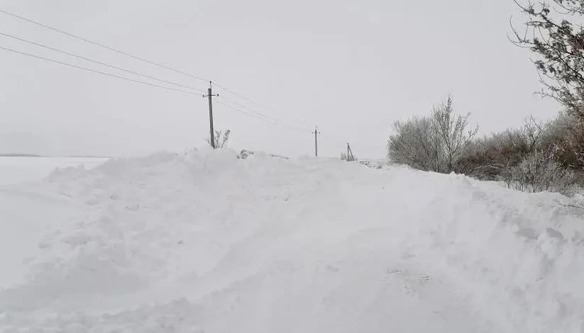 Изза снегопада автомобильная дорога "Подъезд к селу Белогорье" в Лопатинском районе была почти непроходима — дорожное полотно заужено, некоторые участки полностью занесены
