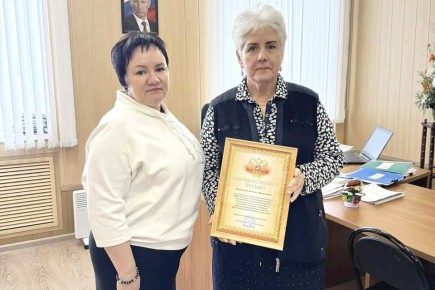 Людмила Глухова поздравила коллектив школы села Головинщино с юбилеем