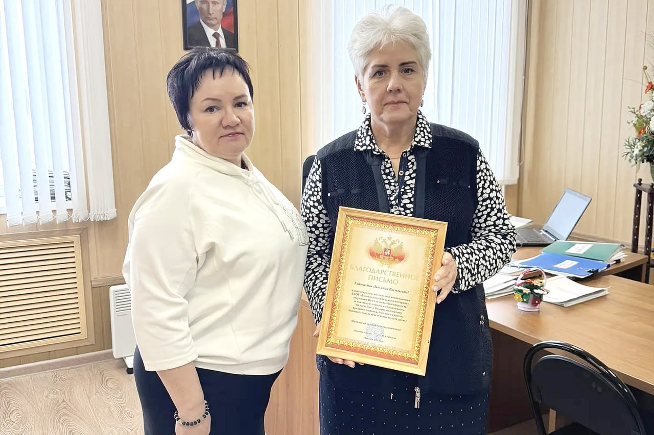 Людмила Глухова поздравила коллектив школы села Головинщино с юбилеем