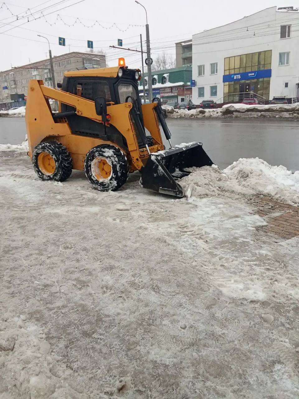 Олег Денисов: За последние сутки с городских территорий вывезли 12,5 тысяч кубометров снега Олег Денисов: За последние сутки с городских территорий вывезли 12,5 тысяч кубометров снега