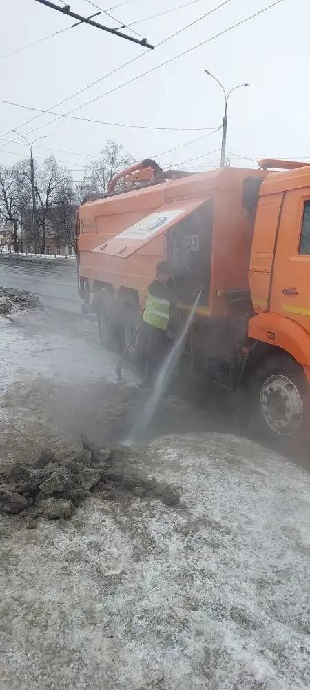 Олег Денисов: За последние сутки с городских территорий вывезли 12,5 тысяч кубометров снега Олег Денисов: За последние сутки с городских территорий вывезли 12,5 тысяч кубометров снега