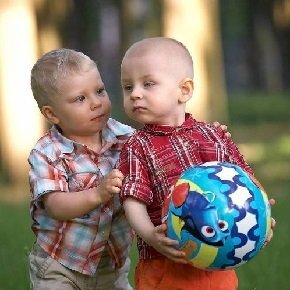 Как помочь годовалому ребенку построить крепкие отношения с окружающими