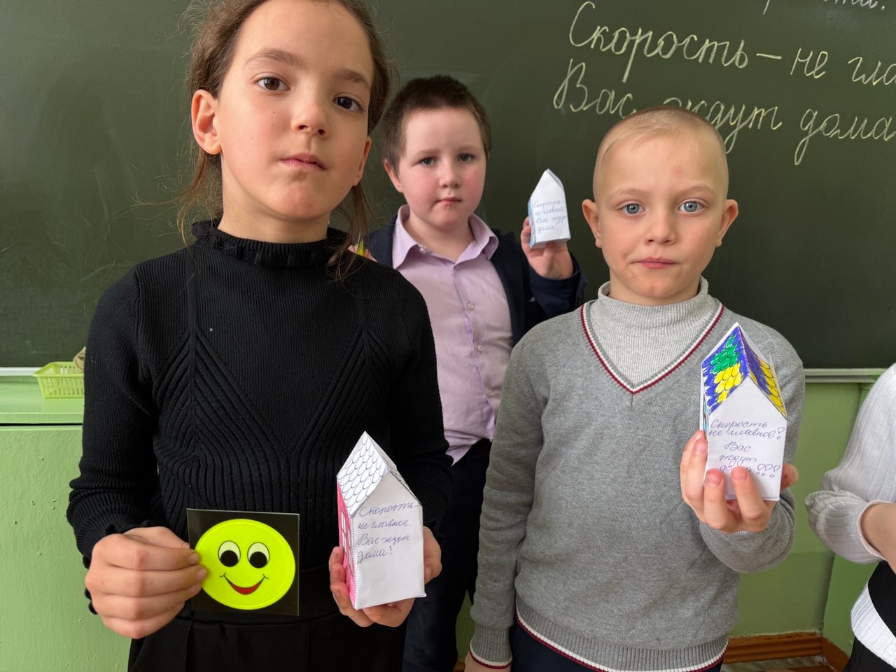 В Лунинском районе прошла акцияпо ПДД «Скорость не главное, вас ждут дома!» В Лунинском районе прошла акцияпо ПДД «Скорость не главное, вас ждут дома!»