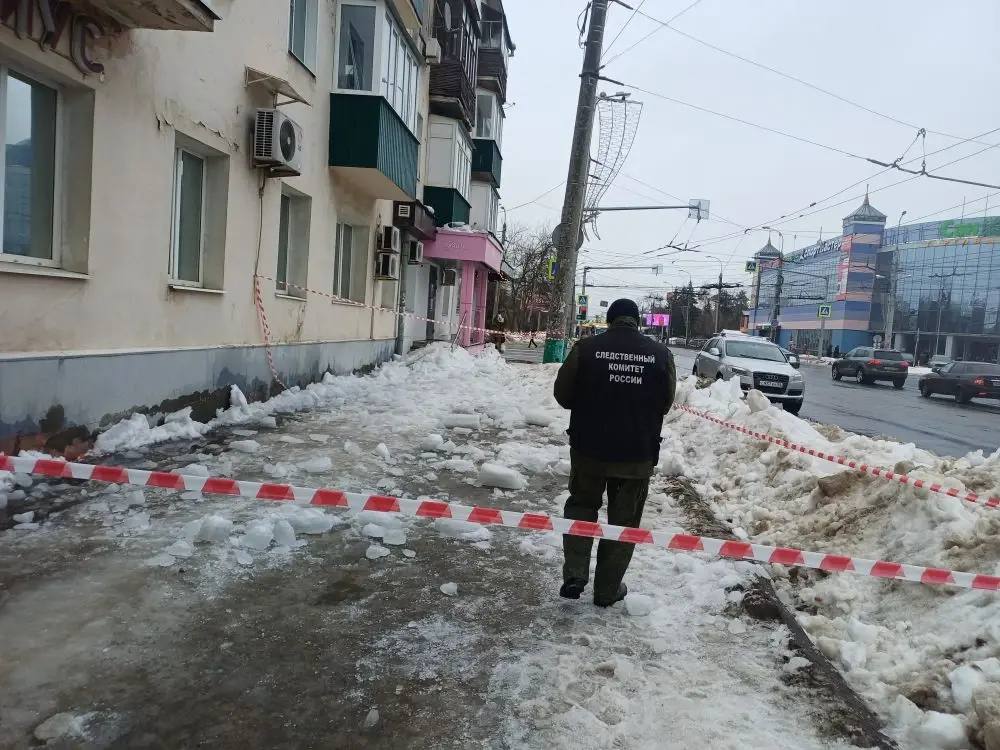 В Пензе возбуждено уголовное дело по факту травмирования подростка при падении наледи с крыши дома