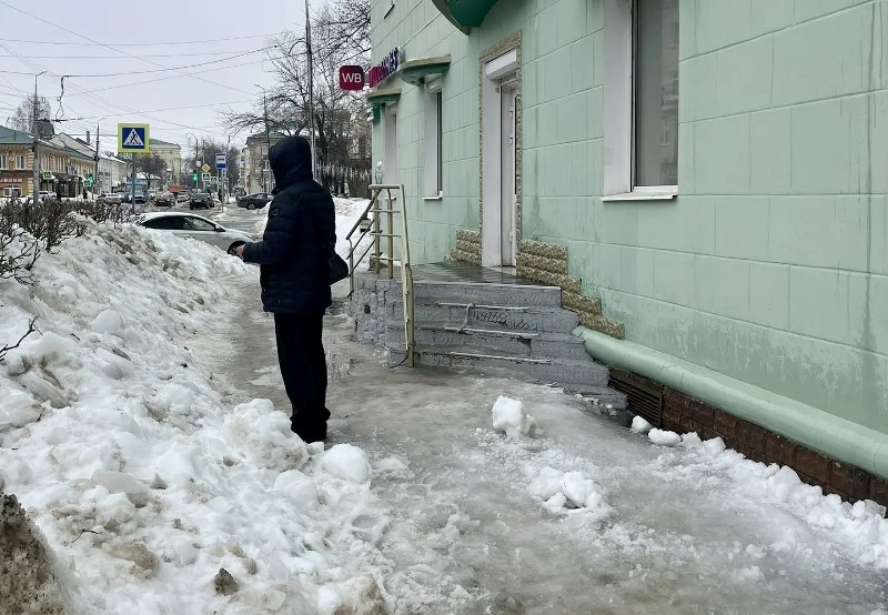 В Ленинском районе проверили зимнее содержание территорий у магазинов