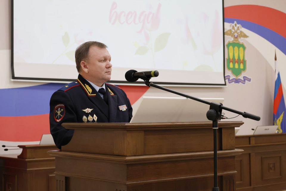Начальник УМВД России по Пензенской области поздравил сотрудниц органов внутренних дел с наступающим праздником