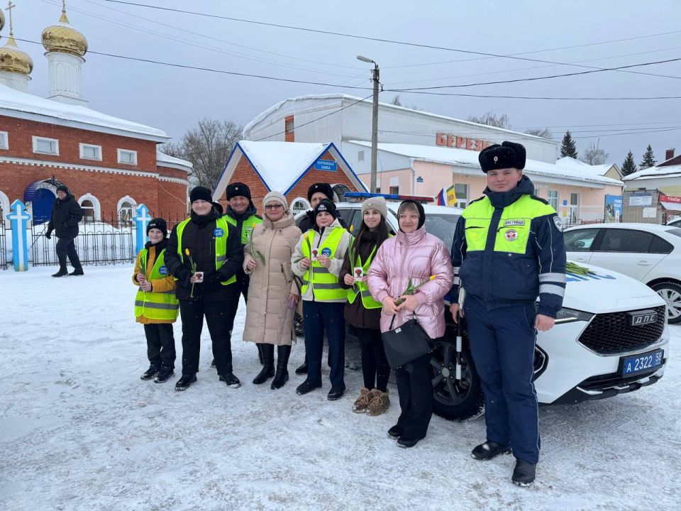 Автоледи Городищенского района получили цветы и поздравления от сотрудников Госавтоинспекции