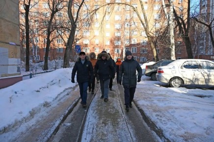 Олег Денисов: С коллегами проверили зимнее благоустройство дворов и объектов бизнеса в микрорайоне Стрела