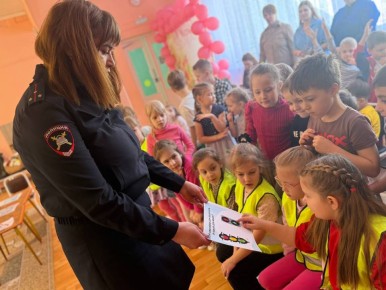 В детском саду прошла познавательная и яркая встреча с сотрудниками Госавтоинспекции