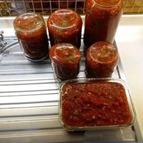 Острые зимние заготовки: как приготовить пикантную закуску с овощами