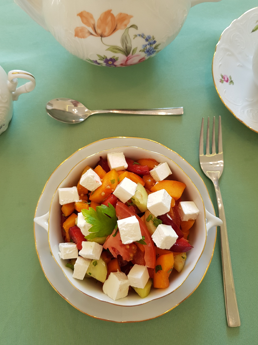 Летний абрикосовый салат с фета: свежесть и вкус в одной тарелке