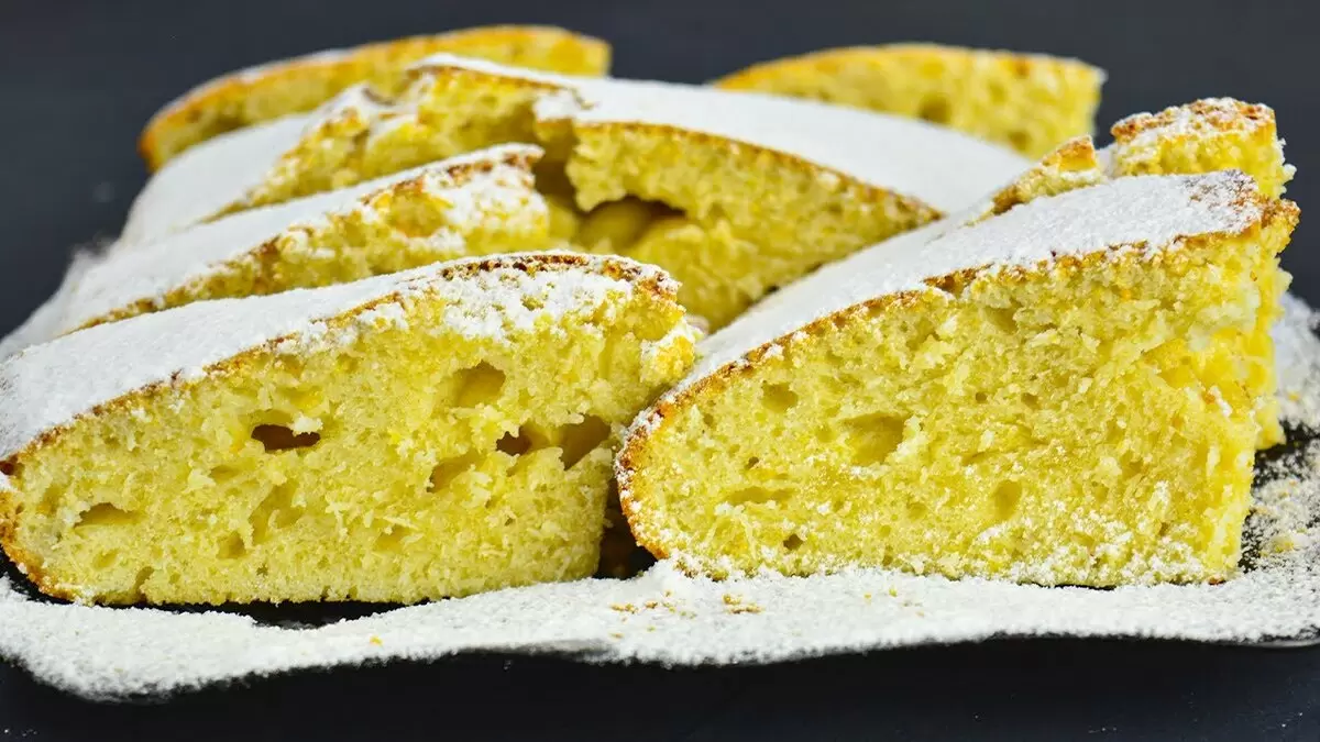 Сладкий момент: простой пирог на молоке, который удивит всех