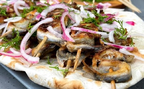 Гурманский шашлык из мойвы: доступное наслаждение для любителей рыбалки