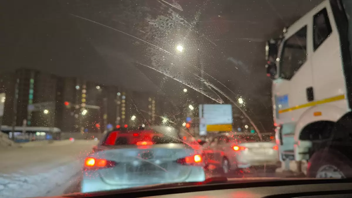 Как избавиться от разводов на лобовом стекле: советы и секреты