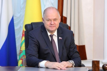 Уважаемые земляки!. Тепло и сердечно поздравляю православных пензенцев с великим праздником — светлой Пасхой! Воскресение Господне, свершившаяся победа жизни над смертью лежит в основе христианской веры