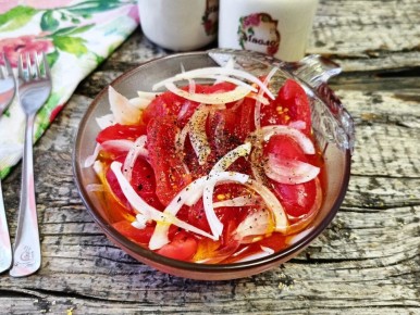 Три ингредиента для студенческой классики: идеальный салат с помидорами