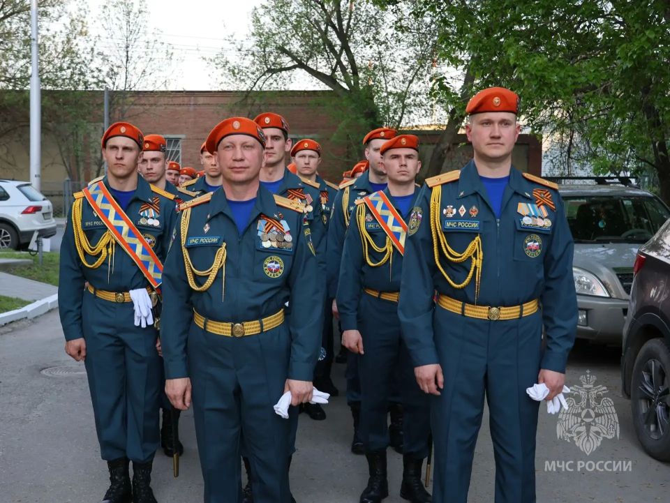 Генеральная репетиция. Уже 9 мая в День Победы 55 сотрудников Главного управления МЧС России по Пензенской области примут участие наряду с другими ведомствами в торжественном параде Генеральная репетиция. Уже 9 мая в День Победы 55 сотрудников Главного управления МЧС России по Пензенской области примут участие наряду с другими ведомствами в торжественном параде