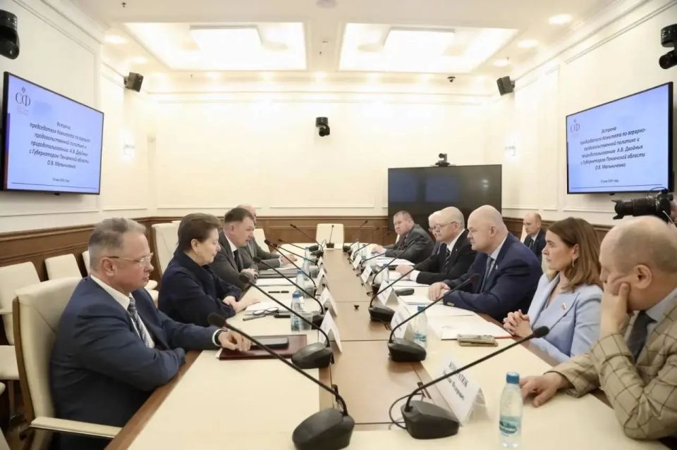Олег Мельниченко провел встречу с представителем Комитета Совета Федерации по аграрно-продовольственной политике и природопользованию Александром Двойных