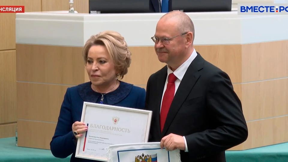 Валентина Матвиенко торжественно вручила благодарственные письма Олегу Мельниченко и Вадиму Супикову