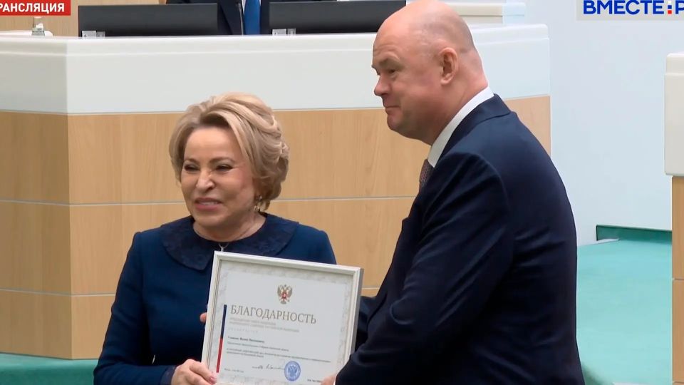 Валентина Матвиенко торжественно вручила благодарственные письма Олегу Мельниченко и Вадиму Супикову Валентина Матвиенко торжественно вручила благодарственные письма Олегу Мельниченко и Вадиму Супикову