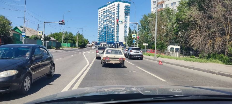 «Зачем изменили схему движения на перекрестке Окружной и Кижеватова, отдав полосу другому направлению? «Зачем изменили схему движения на перекрестке Окружной и Кижеватова, отдав полосу другому направлению?