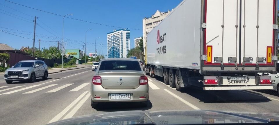«Зачем изменили схему движения на перекрестке Окружной и Кижеватова, отдав полосу другому направлению? «Зачем изменили схему движения на перекрестке Окружной и Кижеватова, отдав полосу другому направлению?
