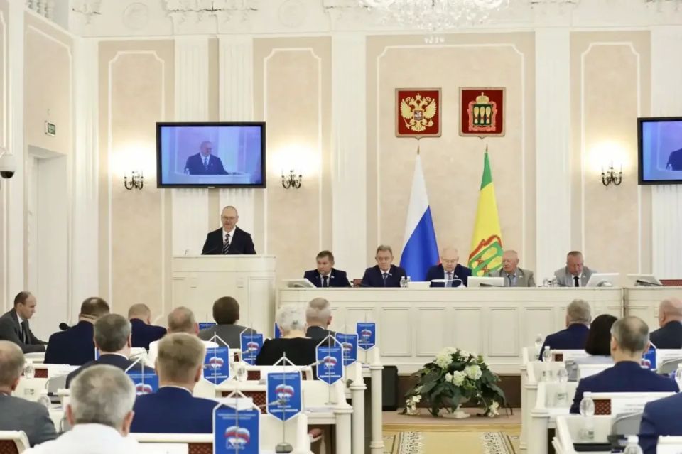Олег Мельниченко: На внеочередной сессии Законодательного Собрания внесли на рассмотрение депутатов поправки в Устав Пензенской области, которые касаются деятельности высшего должностного лица и высшего исполнительного...