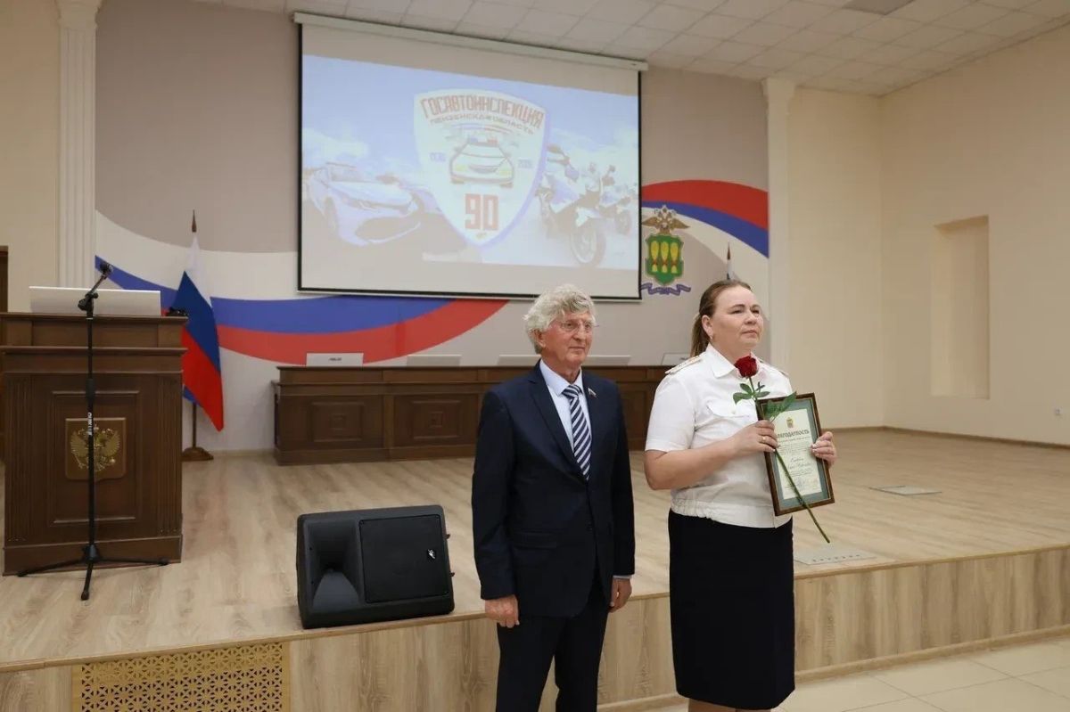 Николай Лукьянов вручил награды сотрудникам Госавтоинспекции Николай Лукьянов вручил награды сотрудникам Госавтоинспекции