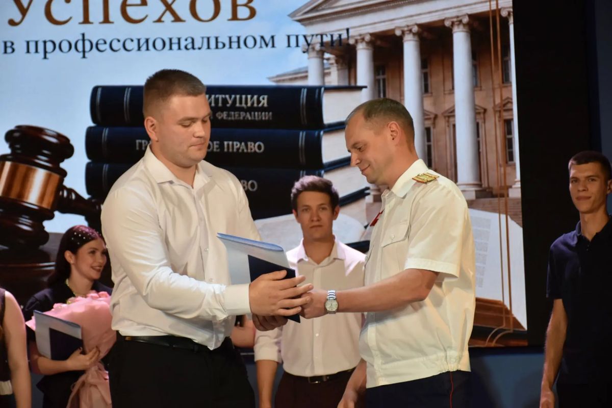 Исполняющий обязанности руководителя следственного управления принял участие в торжественном вручении дипломов выпускникам Юридического института Пензенского государственного университета Исполняющий обязанности руководителя следственного управления принял участие в торжественном вручении дипломов выпускникам Юридического института Пензенского государственного университета