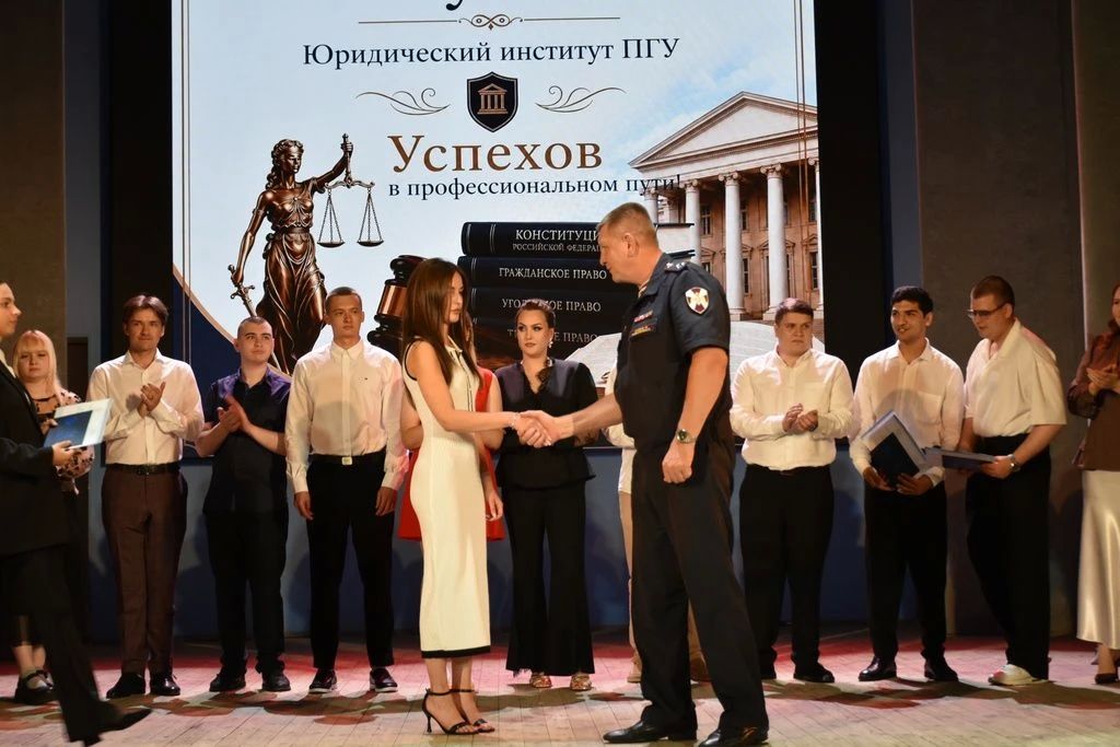 Офицер Росгвардии вручил дипломы выпускникам юридического института Пензенского государственного университета