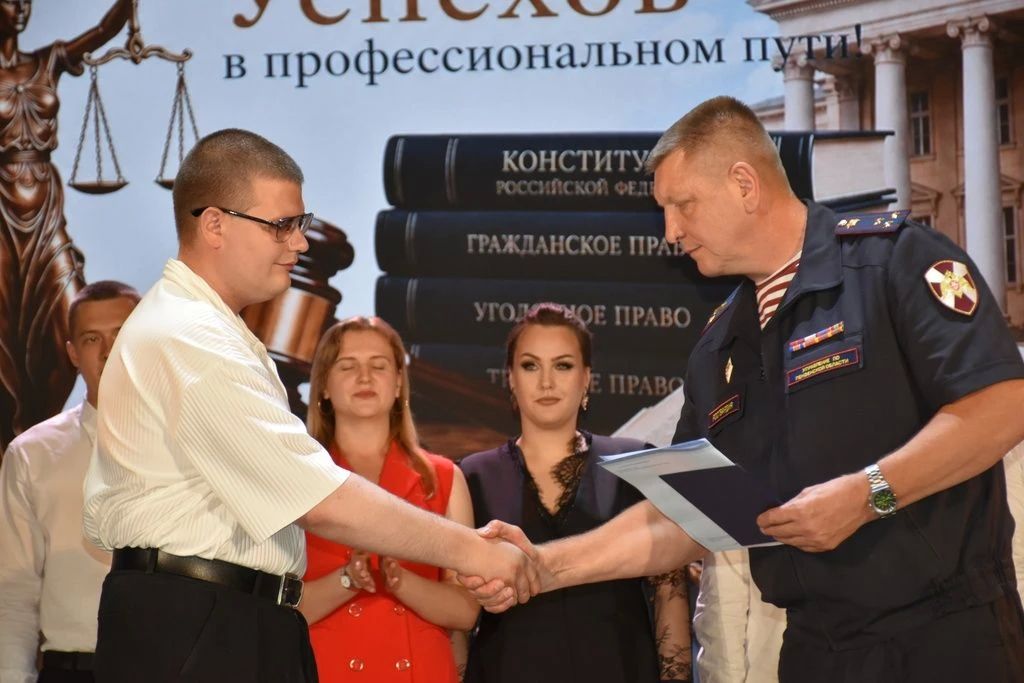 Офицер Росгвардии вручил дипломы выпускникам юридического института Пензенского государственного университета Офицер Росгвардии вручил дипломы выпускникам юридического института Пензенского государственного университета