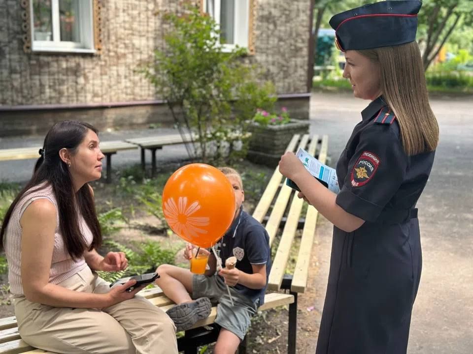В День семьи, любви и верности сотрудники Госавтоинспекции по городу Кузнецку напомнили о безопасности на дорогах В День семьи, любви и верности сотрудники Госавтоинспекции по городу Кузнецку напомнили о безопасности на дорогах