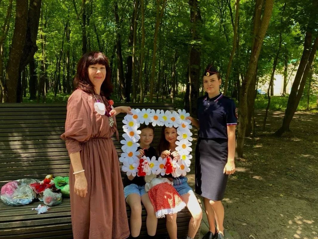 В городе прошло праздничное мероприятие "Ромашка безопасности" В городе прошло праздничное мероприятие "Ромашка безопасности"