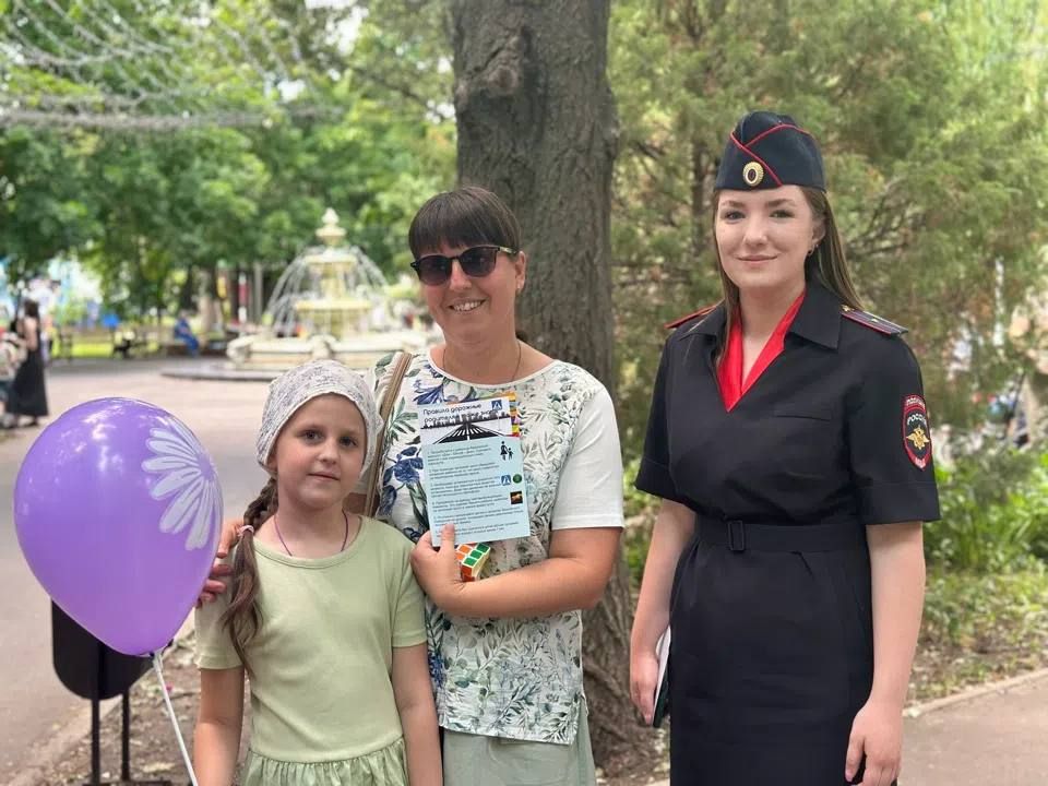В День семьи, любви и верности сотрудники Госавтоинспекции по городу Кузнецку напомнили о безопасности на дорогах В День семьи, любви и верности сотрудники Госавтоинспекции по городу Кузнецку напомнили о безопасности на дорогах