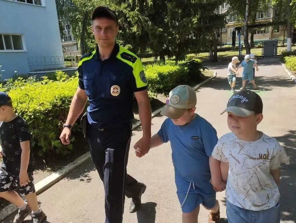 Сотрудники Госавтоинспекции Каменского района встретились с воспитанниками детского сада