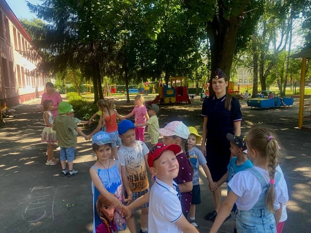 Сотрудники пензенской Госавтоинспекции провели занятие по ПДД с воспитанниками детского сада Сотрудники пензенской Госавтоинспекции провели занятие по ПДД с воспитанниками детского сада