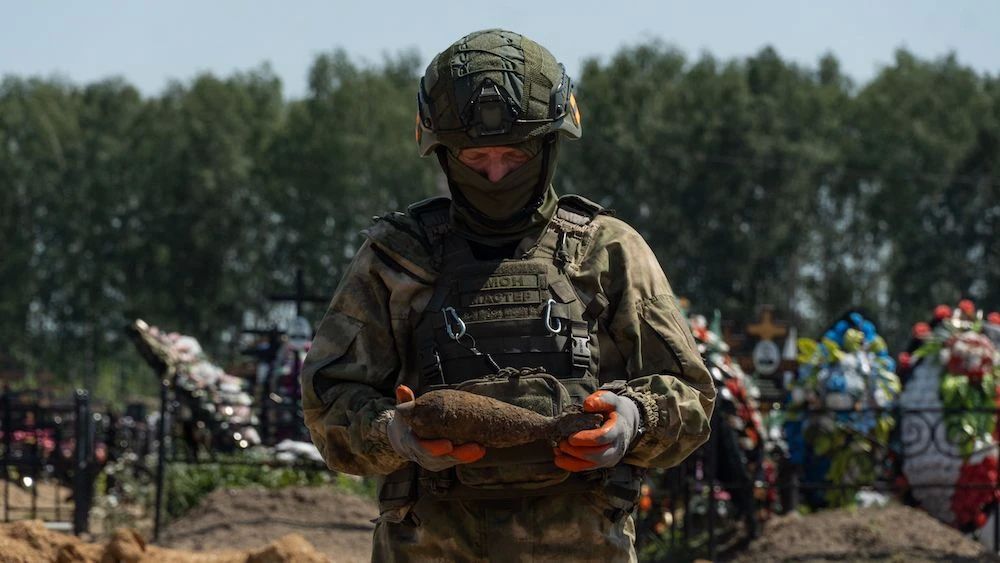 В Пензе на Восточном кладбище (в народе его зовут Чемодановским) снова нашли боеприпас: во время земляных работ персонал наткнулся на артиллерийский снаряд В Пензе на Восточном кладбище (в народе его зовут Чемодановским) снова нашли боеприпас: во время земляных работ персонал наткнулся на артиллерийский снаряд