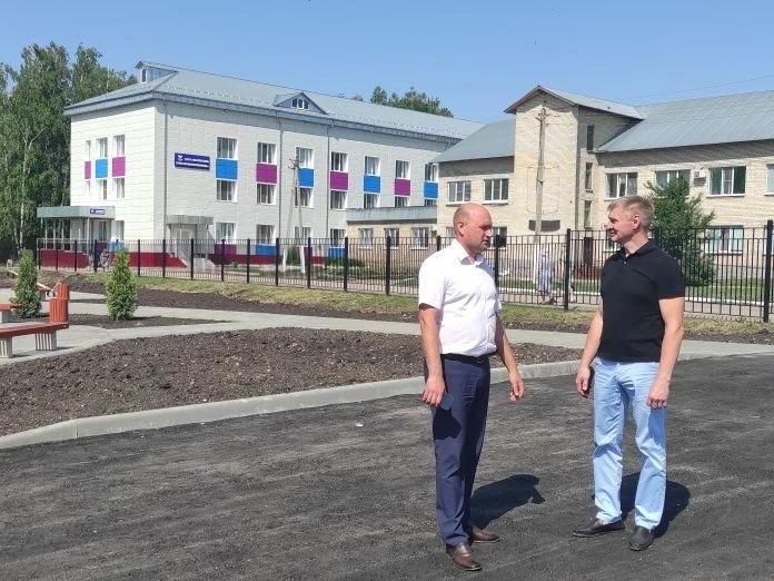 Дмитрий Петров провел рабочую встречу в избирательном округе Дмитрий Петров провел рабочую встречу в избирательном округе